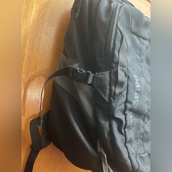 Patagonia Refugio 28L Backpack Black Hiking Daypack Laptop - Picture 4 of 9